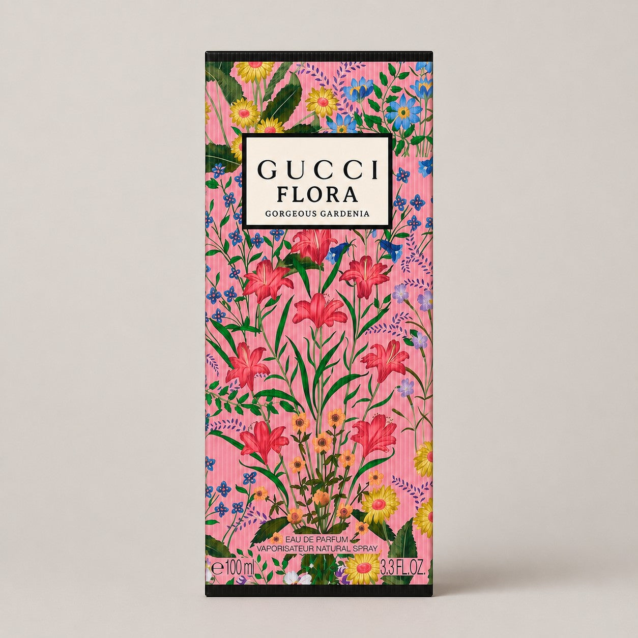 Caja de perfume Gucci Flora Gorgeous Gardenia de Ricky Luxury con estampado floral colorido sobre fondo rosa