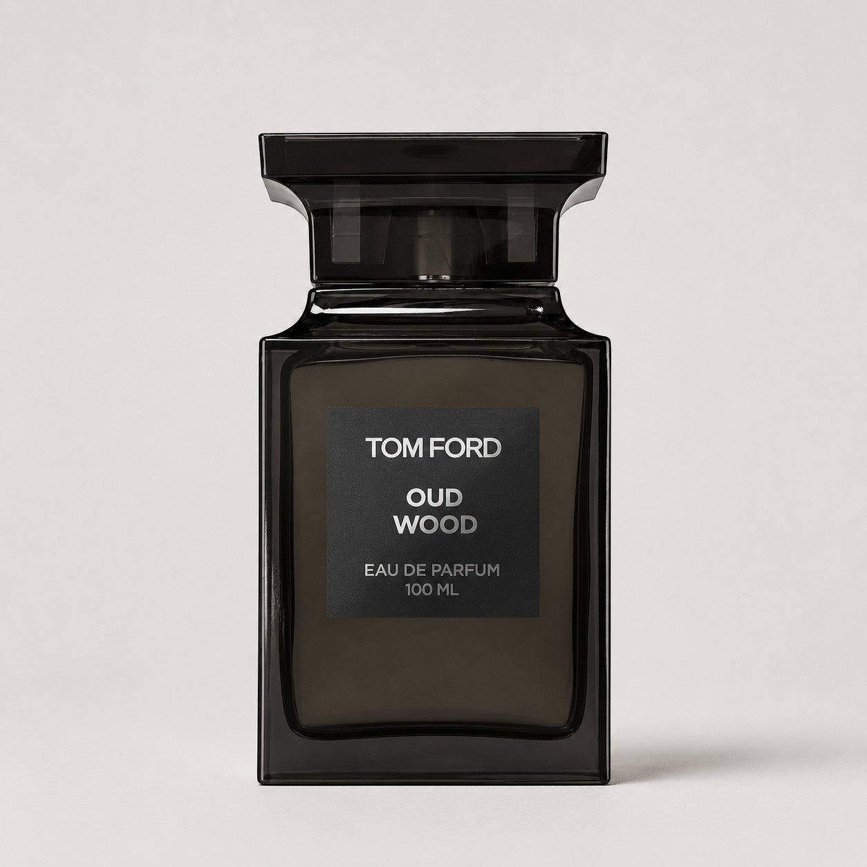 Perfume Tom Ford Oud Wood en frasco de vidrio negro elegante de Ricky Luxury