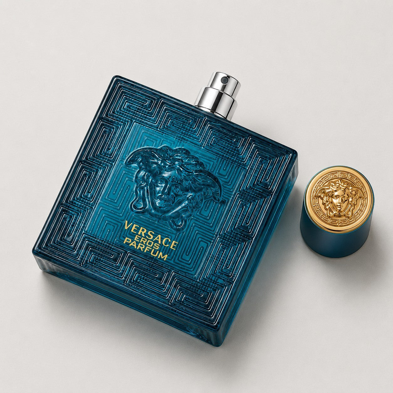 Perfume Versace Eros de Ricky Luxury en frasco de vidrio azul cuadrado con relieve de Medusa y tapón dorado