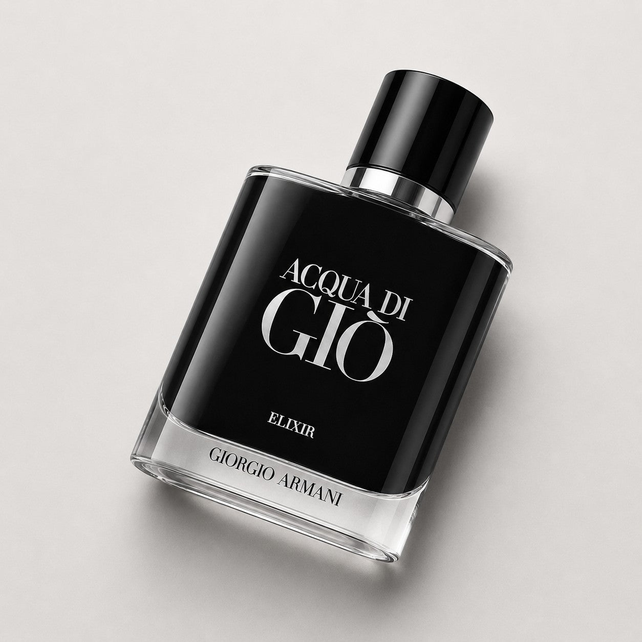 Frasco de perfume Giorgio Armani Acqua di Gio Elixir de Ricky Luxury con diseño elegante en vidrio negro y tapa negra
