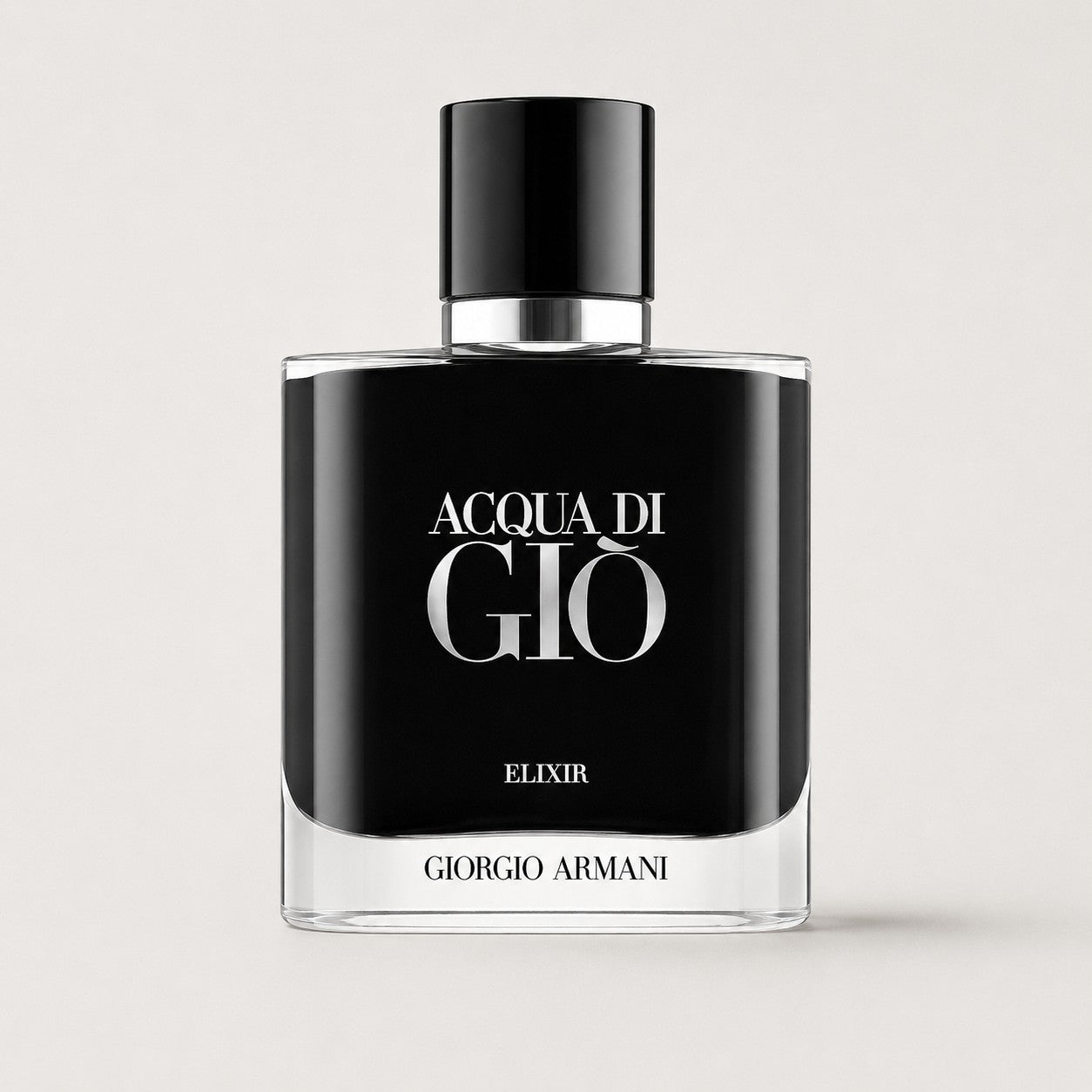 Frasco de perfume Giorgio Armani Acqua di Gio Elixir de Ricky Luxury con diseño elegante en vidrio negro y tapa negra