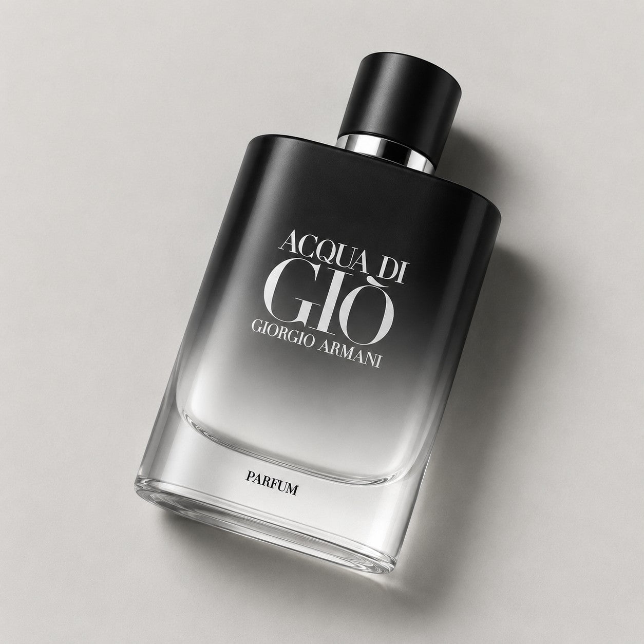 Frasco de perfume Acqua di Gio Parfum de Giorgio Armani en Ricky Luxury, con diseño degradado negro y transparente.
