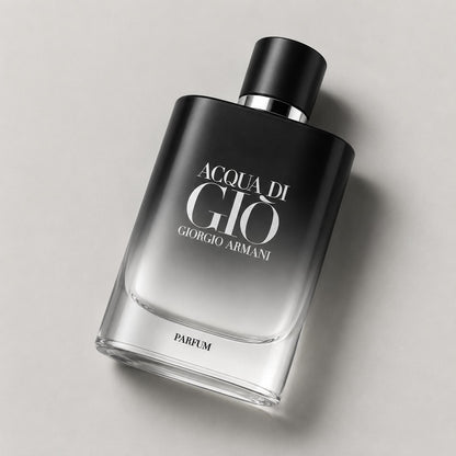 Frasco de perfume Acqua di Gio Parfum de Giorgio Armani en Ricky Luxury, con diseño degradado negro y transparente.