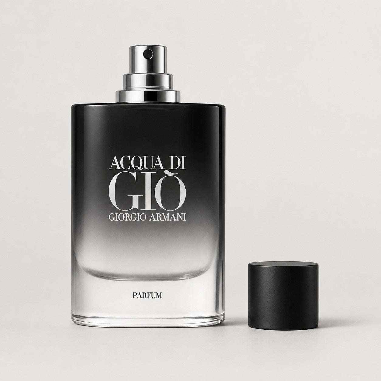 Frasco de perfume Giorgio Armani Acqua di Gio Parfum de Ricky Luxury con diseño degradado negro y tapón cilíndrico
