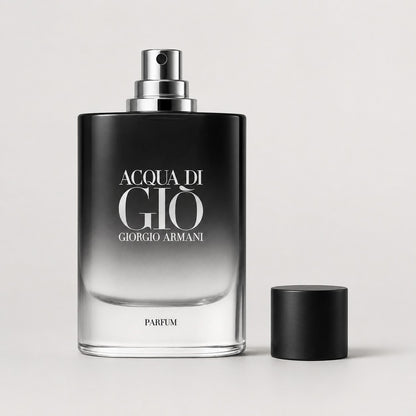 Frasco de perfume Giorgio Armani Acqua di Gio Parfum de Ricky Luxury con diseño degradado negro y tapón cilíndrico