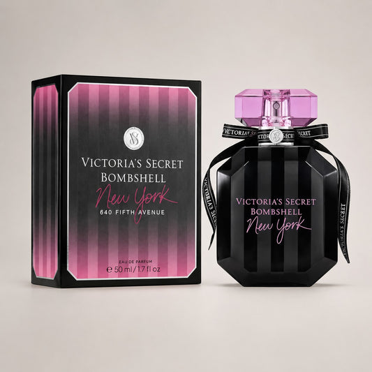 Perfume Victoria's Secret Bombshell New York de Ricky Luxury con frasco negro, tapa rosa y caja a rayas negras y rosas.