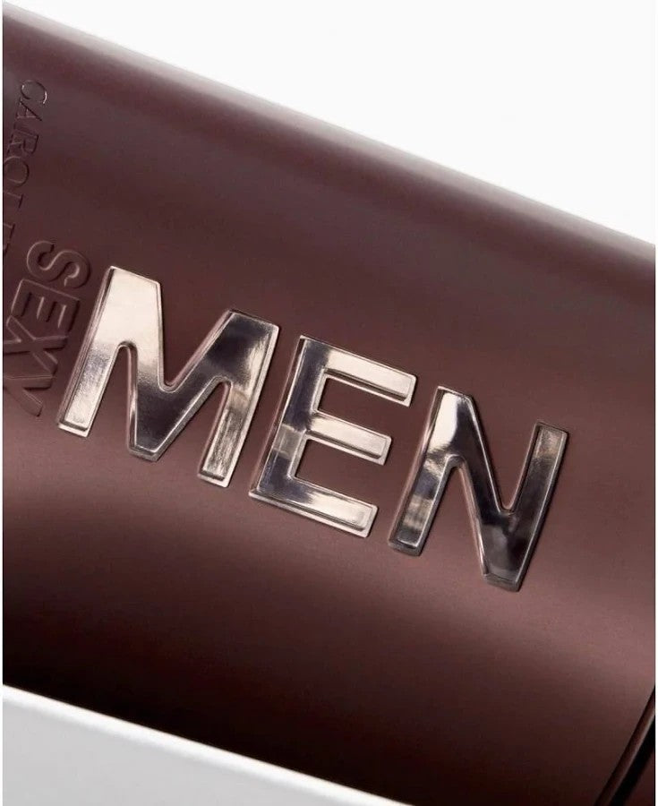 Primer plano del frasco de perfume Carolina Herrera 212 Sexy Men de Ricky Luxury con letras plateadas en relieve