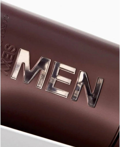 Primer plano del frasco de perfume Carolina Herrera 212 Sexy Men de Ricky Luxury con letras plateadas en relieve
