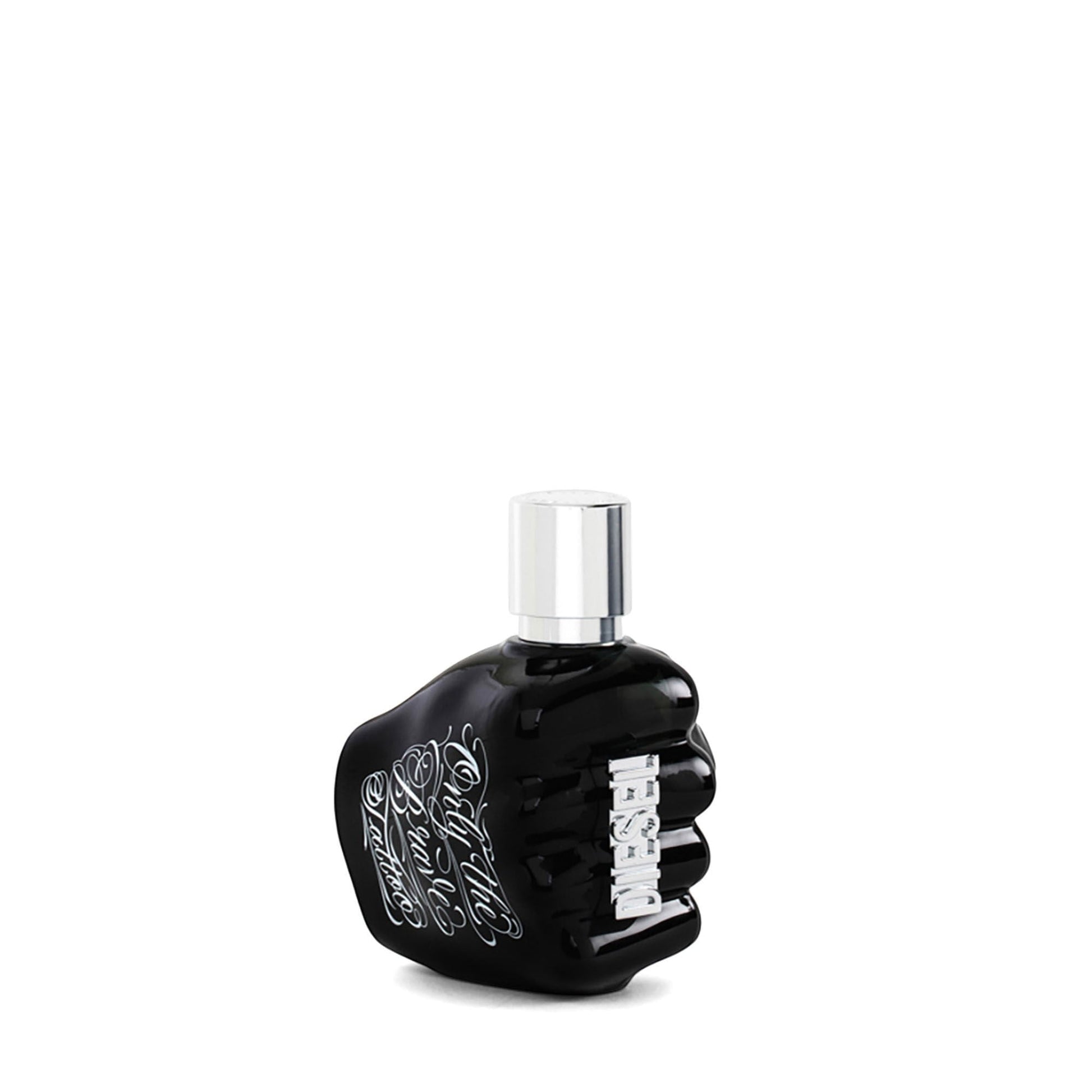 Perfume Diesel Only The Brave Tattoo de Ricky Luxury en frasco negro con forma de puño y letras blancas