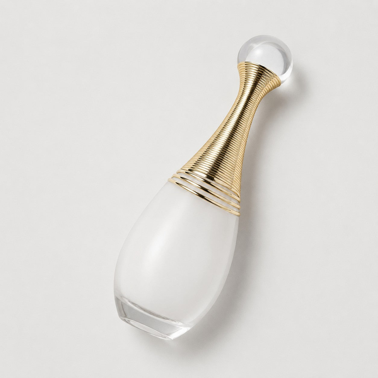 Frasco de perfume Dior J'adore Parfum d'Eau de Ricky Luxury con cuerpo blanco opaco y cuello dorado estriado