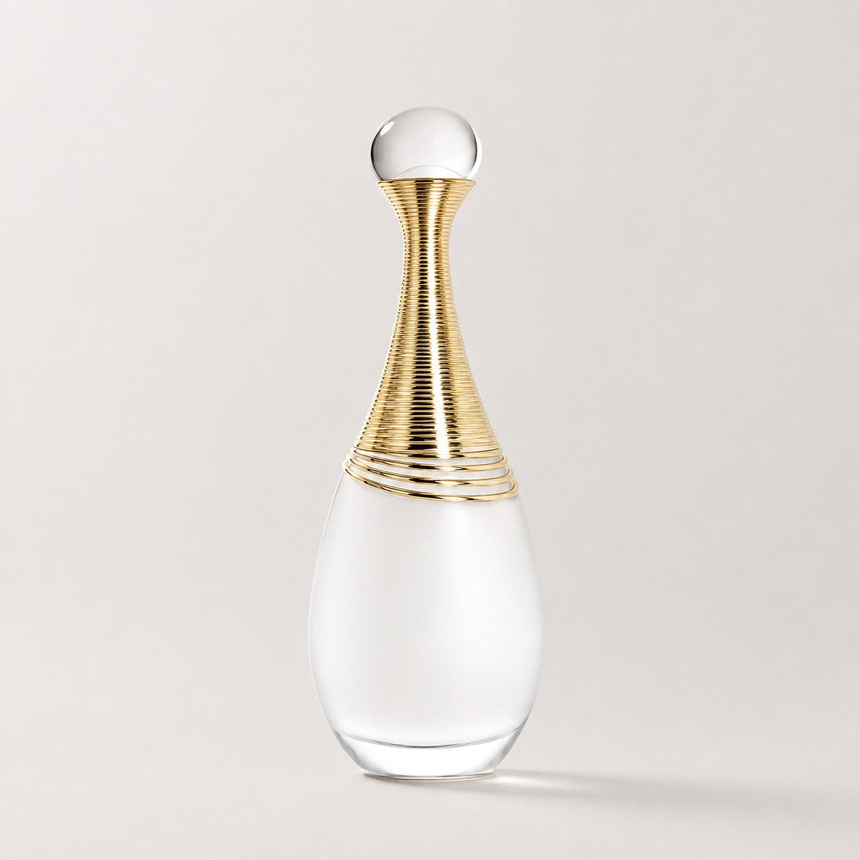 Frasco de perfume Dior J'adore Parfum d'Eau de Ricky Luxury con cuerpo de cristal blanco y cuello dorado estriado.