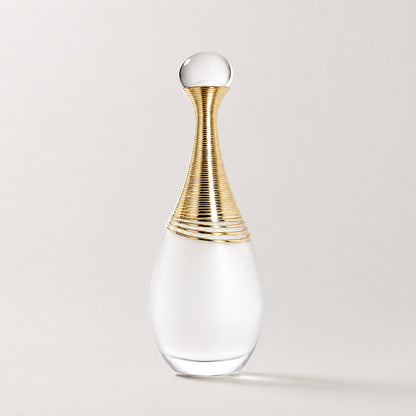 Frasco de perfume Dior J'adore Parfum d'Eau de Ricky Luxury con cuerpo de cristal blanco y cuello dorado estriado.