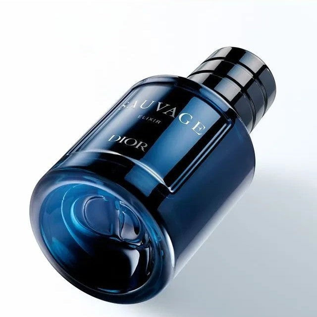 Frasco de perfume Dior Sauvage Elixir de Ricky Luxury en cristal azul oscuro con tapón negro sobre fondo claro