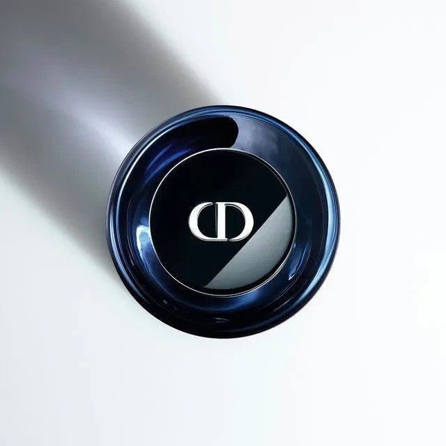 Tapa del frasco de perfume Dior Sauvage Elixir de Ricky Luxury con el logotipo CD en color azul oscuro brillante