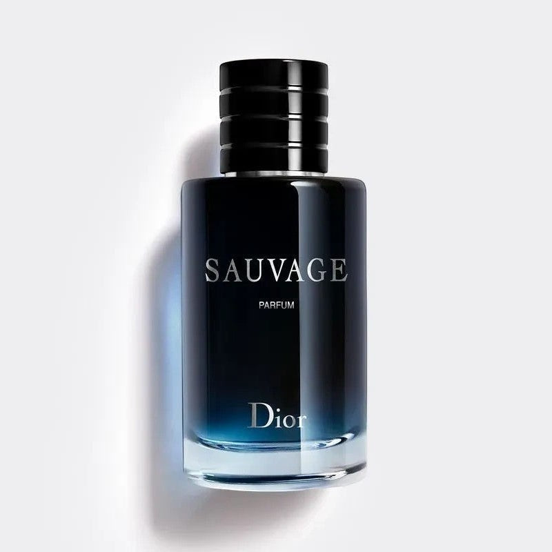 Frasco de perfume Dior Sauvage Eau de Parfum con degradado azul oscuro y tapón negro en Ricky Luxury