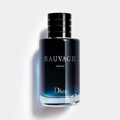 Frasco de perfume Dior Sauvage Eau de Parfum con degradado azul oscuro y tapón negro en Ricky Luxury