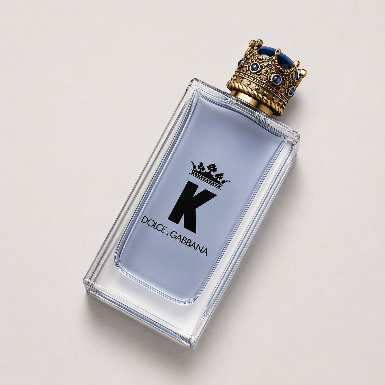 Perfume masculino Dolce & Gabbana K de Ricky Luxury en frasco de cristal con tapón de corona dorada y azul