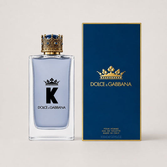 Perfume Dolce & Gabbana K de Ricky Luxury con frasco de cristal azul y tapón de corona dorada junto a su caja