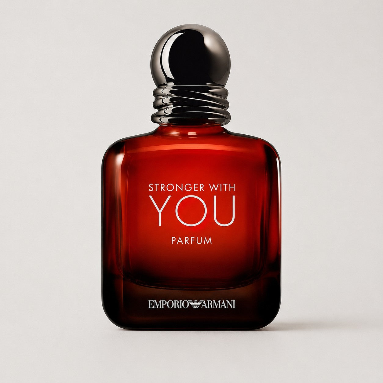 Frasco de perfume Ricky Luxury Emporio Armani Stronger With You Parfum en vidrio degradado rojo oscuro