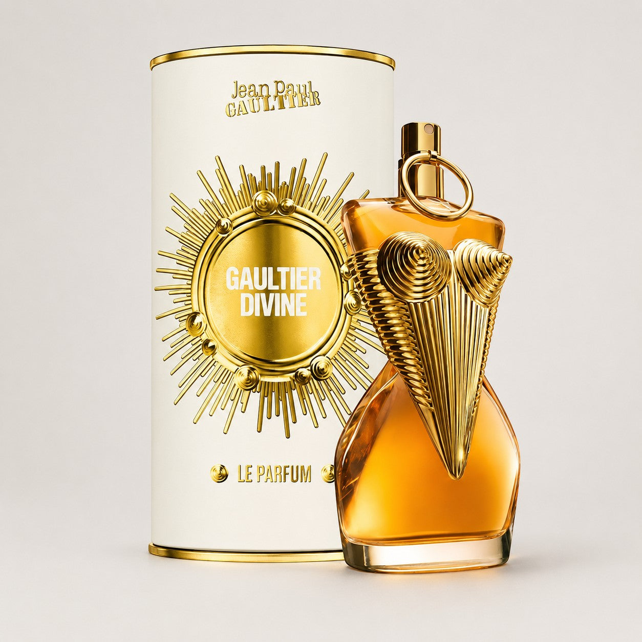 Perfume Jean Paul Gaultier Divine Le Parfum de Ricky Luxury en frasco dorado con forma de corsé y estuche cilíndrico