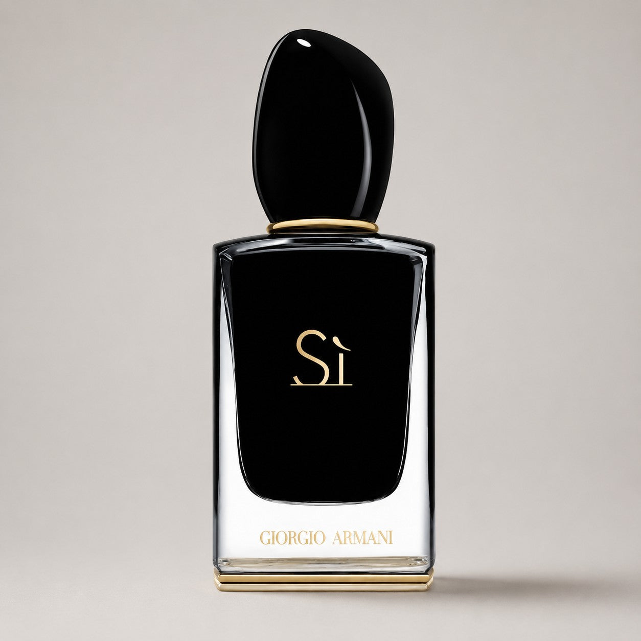 Perfume Giorgio Armani Si Intense de Ricky Luxury en frasco de cristal negro con tapón oscuro y detalles dorados