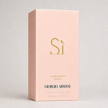 Caja de perfume Giorgio Armani Si Intense de color rosa suave con letras doradas, disponible en Ricky Luxury