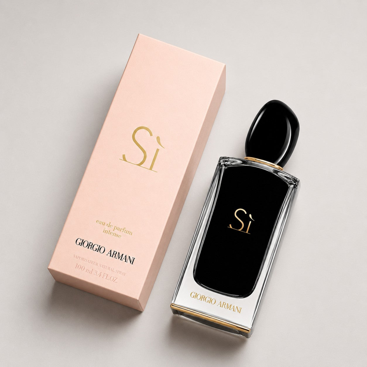 Perfume Giorgio Armani Si Intense con caja rosa y frasco de cristal negro y dorado de Ricky Luxury