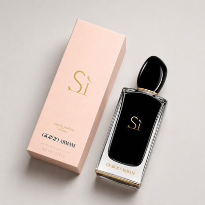 Perfume Giorgio Armani Si Intense con caja rosa y frasco de cristal negro y dorado de Ricky Luxury