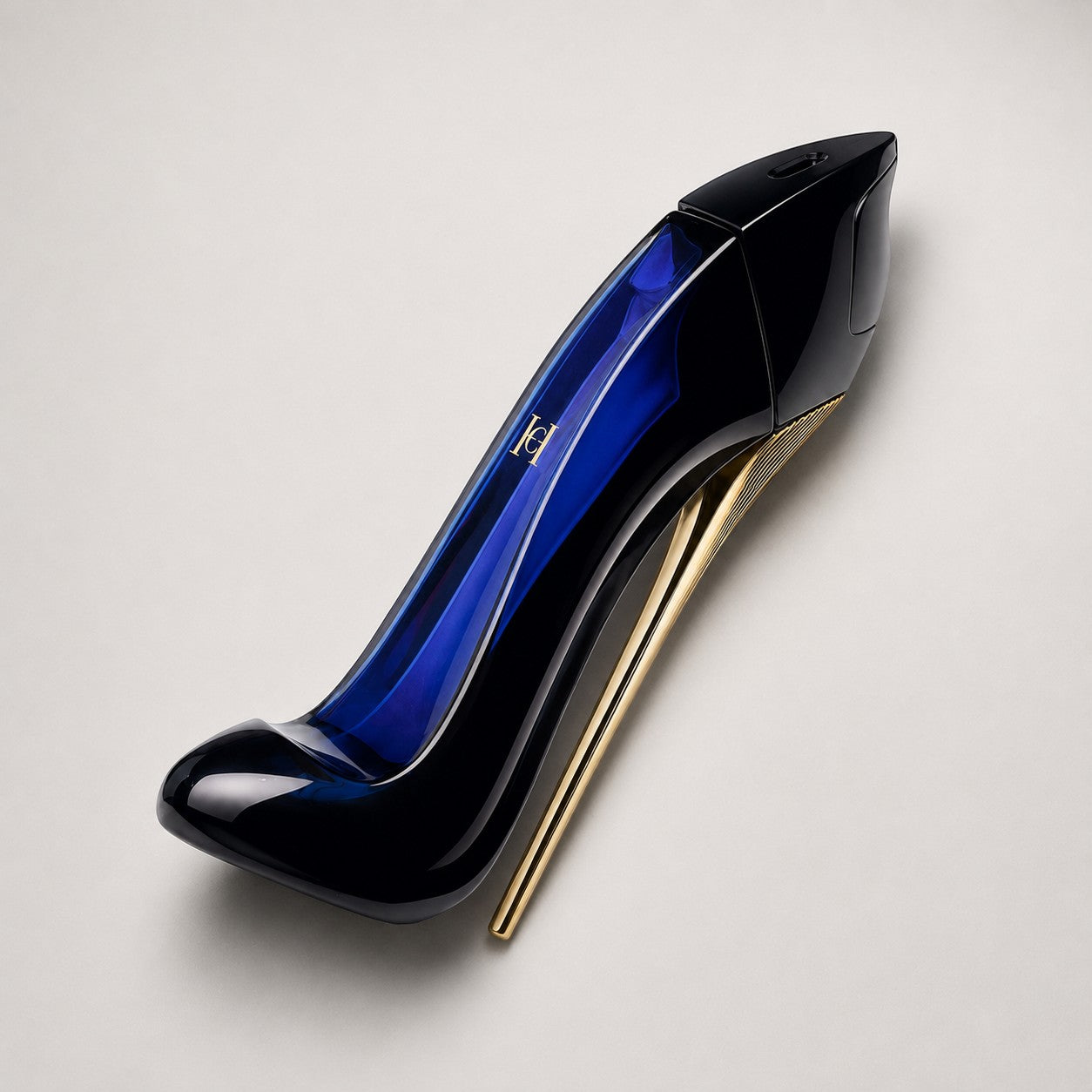 Perfume Carolina Herrera Good Girl Negro de Ricky Luxury con frasco en forma de zapato de tacón azul y dorado