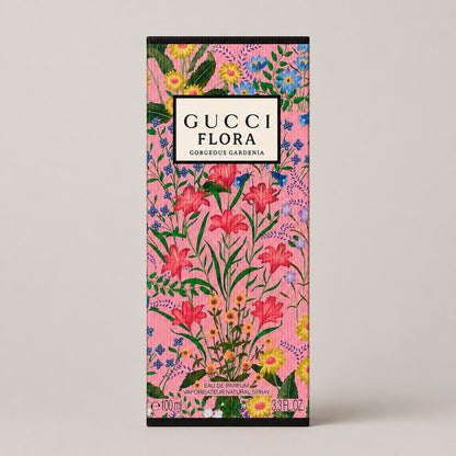 Caja de perfume Gucci Flora Gorgeous Gardenia de Ricky Luxury con estampado floral colorido sobre fondo rosa