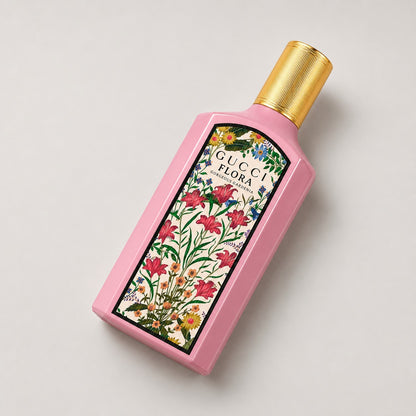 Perfume Gucci Flora Gorgeous Gardenia de Ricky Luxury en frasco rosa rectangular con tapón dorado y diseño floral