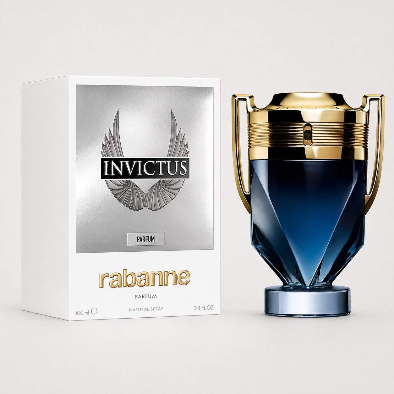 Perfume Paco Rabanne Invictus Parfum con frasco en forma de trofeo azul y dorado junto a su caja blanca y plateada