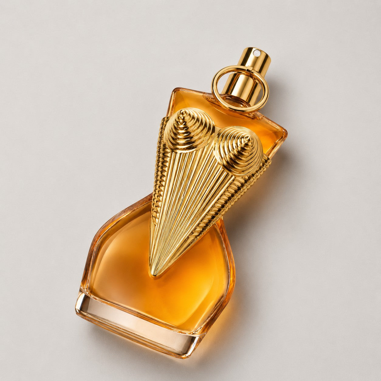 Frasco de perfume Jean Paul Gaultier Gaultier Divine Le Parfum en Ricky Luxury con diseño dorado icónico