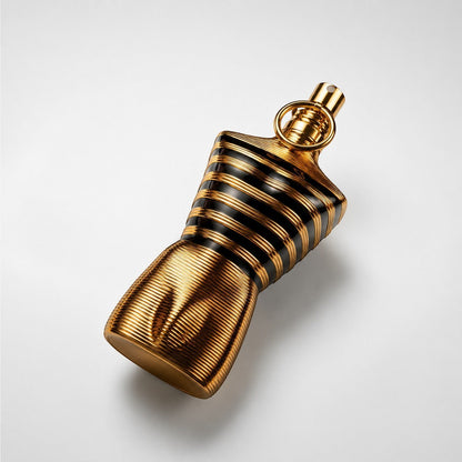 Frasco de perfume Jean Paul Gaultier Le Male Elixir en Ricky Luxury, con diseño de torso dorado y rayas negras.
