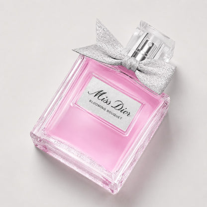 Perfume Dior Miss Dior Blooming Bouquet de Ricky Luxury en frasco de cristal rosa con lazo plateado
