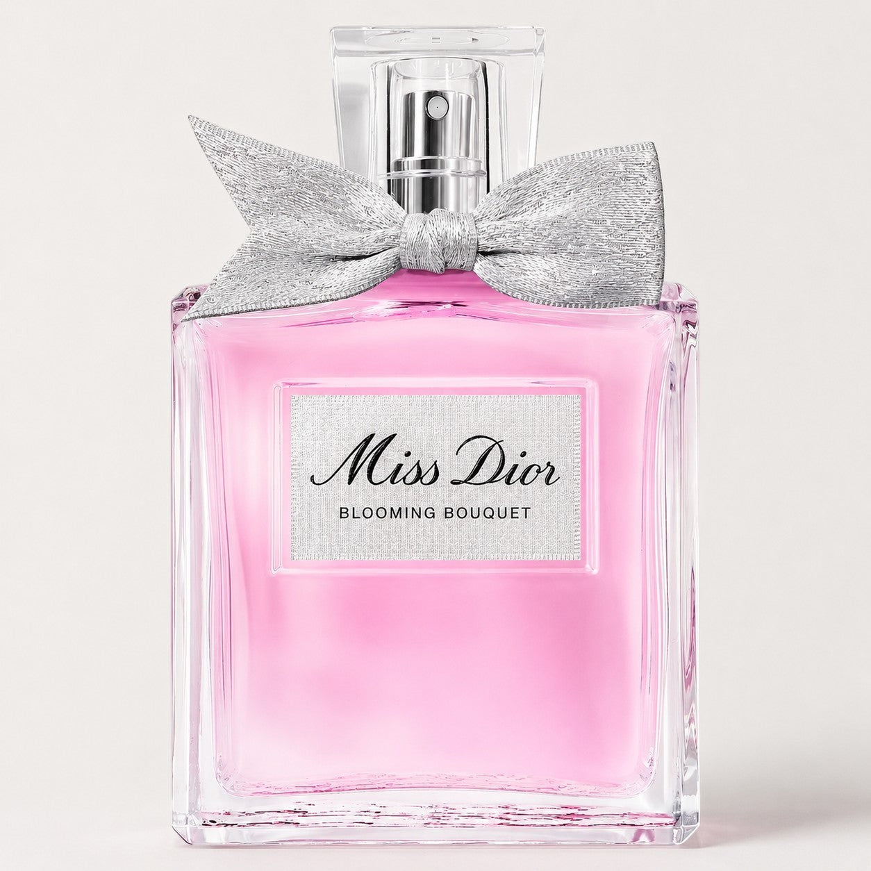Perfume Miss Dior Blooming Bouquet de Ricky Luxury en frasco de cristal cuadrado con lazo plateado y líquido rosa