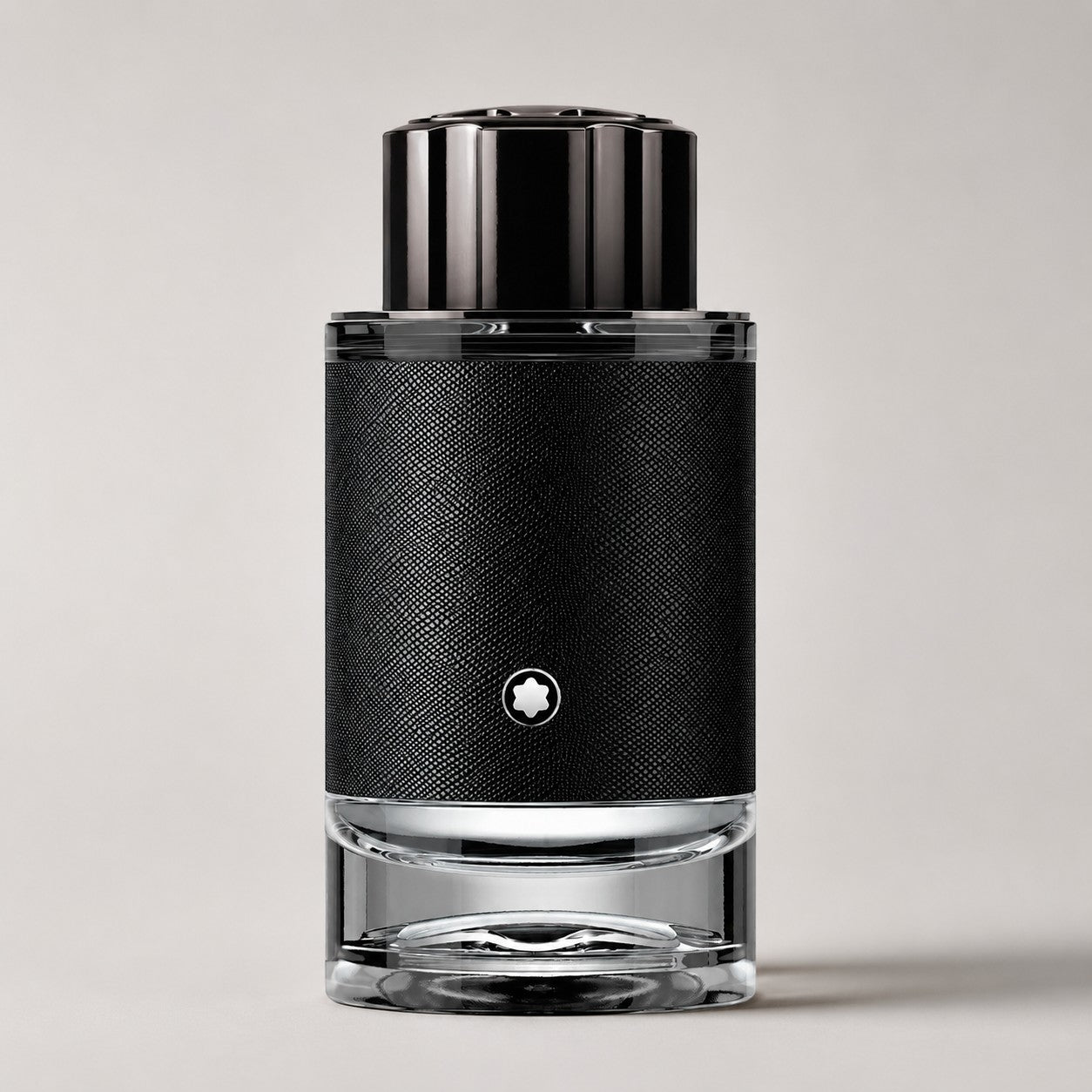 Frasco de perfume Montblanc Explorer de Ricky Luxury con textura de cuero negro y tapón cilíndrico oscuro