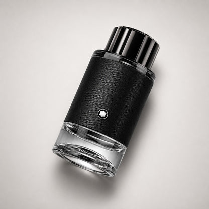 Frasco de perfume Montblanc Explorer de Ricky Luxury con diseño cilíndrico, textura de cuero negro y base de cristal