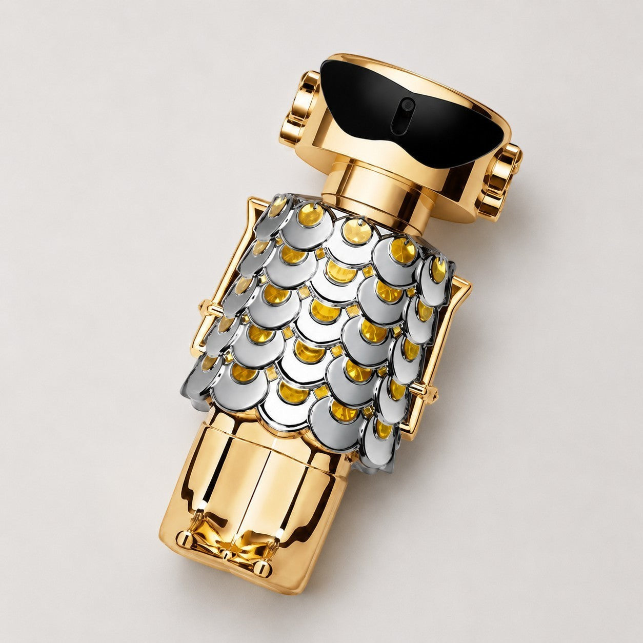 Frasco de perfume Paco Rabanne Fame de Ricky Luxury con diseño de robot dorado y plateado con detalles de escamas