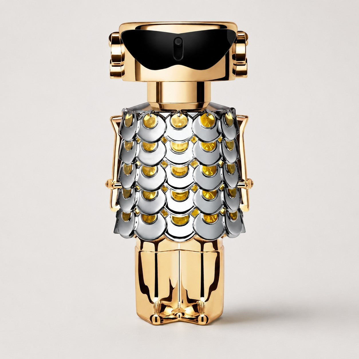 Frasco de perfume Paco Rabanne Fame de Ricky Luxury con diseño de robot dorado y plateado con detalles de lentejuelas