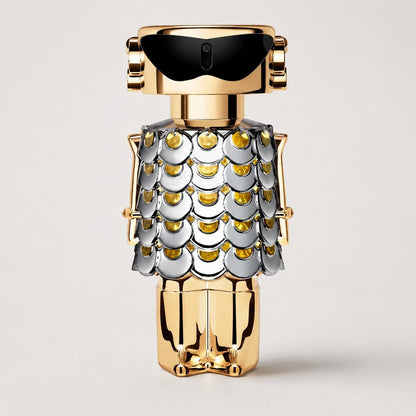 Frasco de perfume Paco Rabanne Fame de Ricky Luxury con diseño de robot dorado y plateado con detalles de lentejuelas