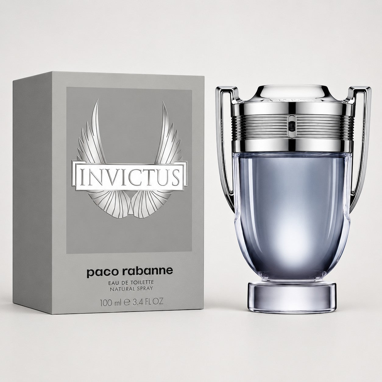 Perfume Paco Rabanne Invictus de Ricky Luxury con frasco en forma de trofeo y caja gris con alas plateadas