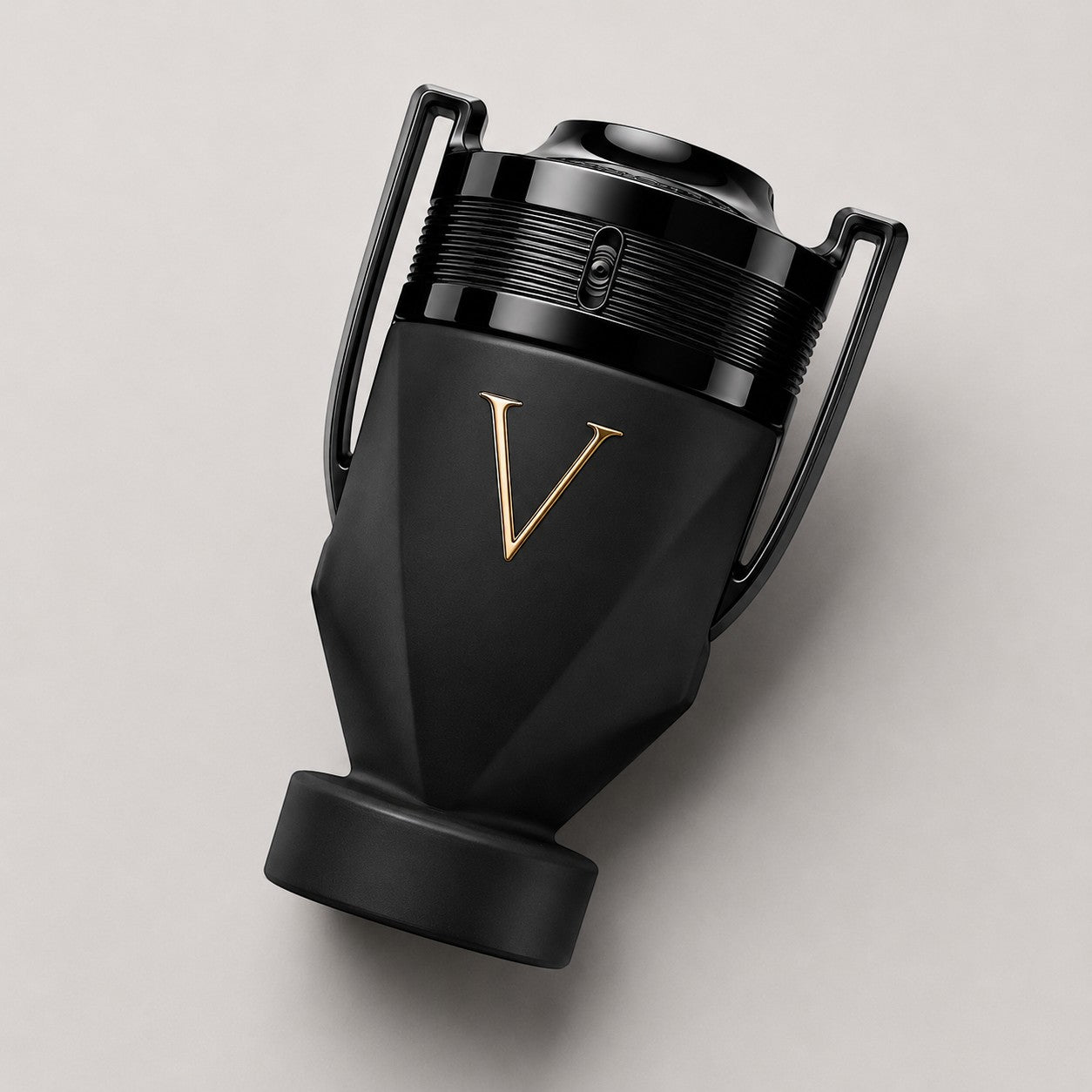 Frasco de perfume Paco Rabanne Invictus Victory Absolu de Ricky Luxury en color negro mate con detalle de letra V