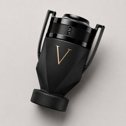 Frasco de perfume Paco Rabanne Invictus Victory Absolu de Ricky Luxury en color negro mate con detalle de letra V