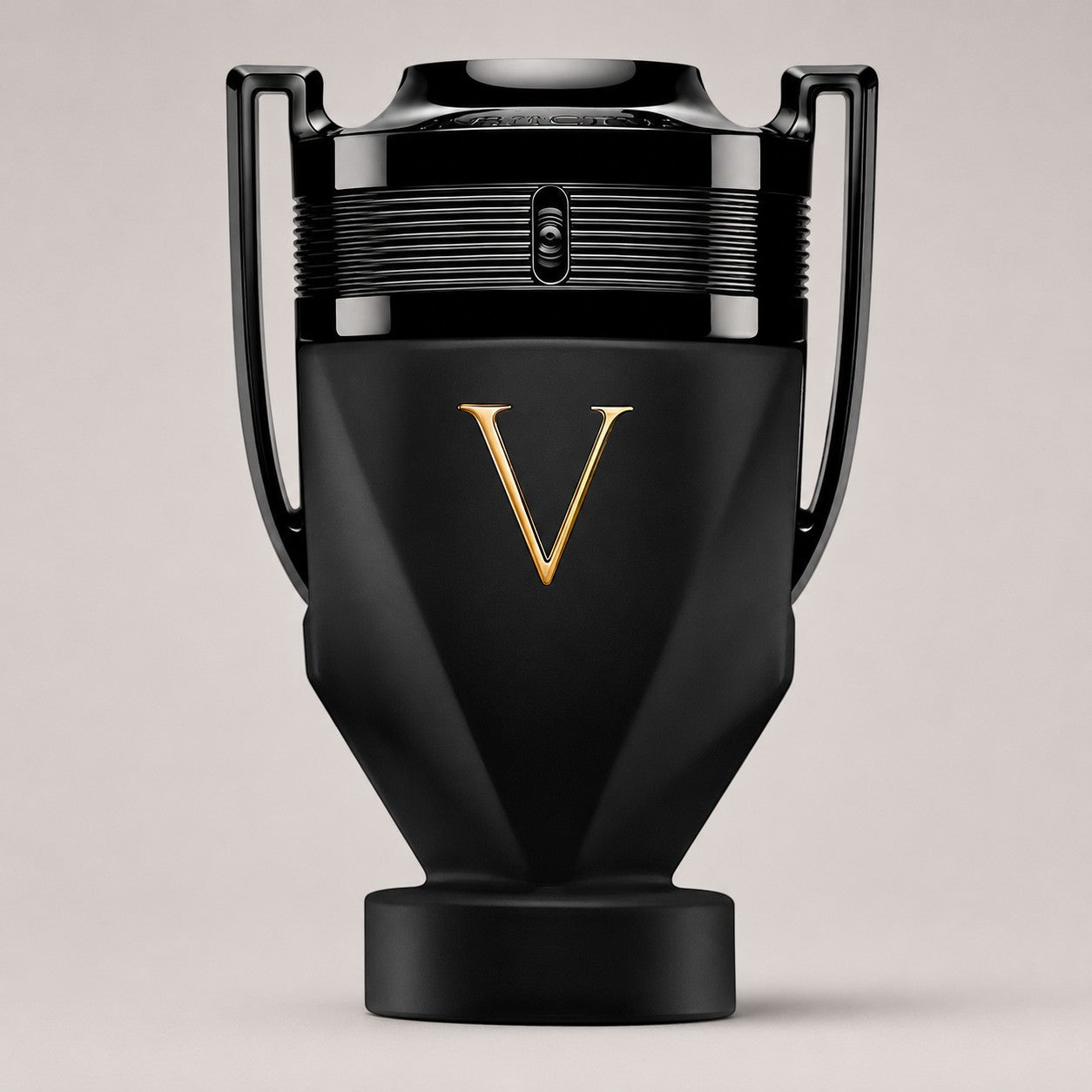 Frasco de perfume Ricky Luxury Paco Rabanne Invictus Victory Absolu en negro mate con una V dorada en relieve