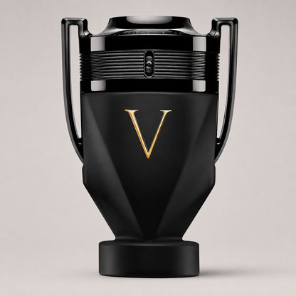 Frasco de perfume Ricky Luxury Paco Rabanne Invictus Victory Absolu en negro mate con una V dorada en relieve
