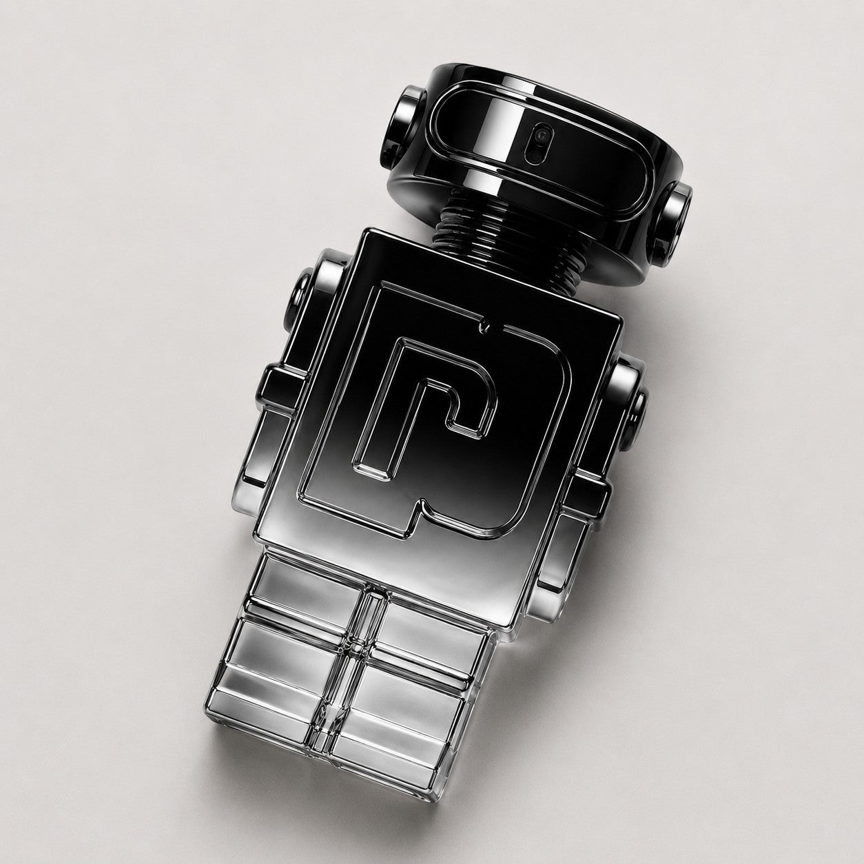 Frasco de perfume Paco Rabanne Phantom Elixir de Ricky Luxury con forma de robot metálico negro brillante