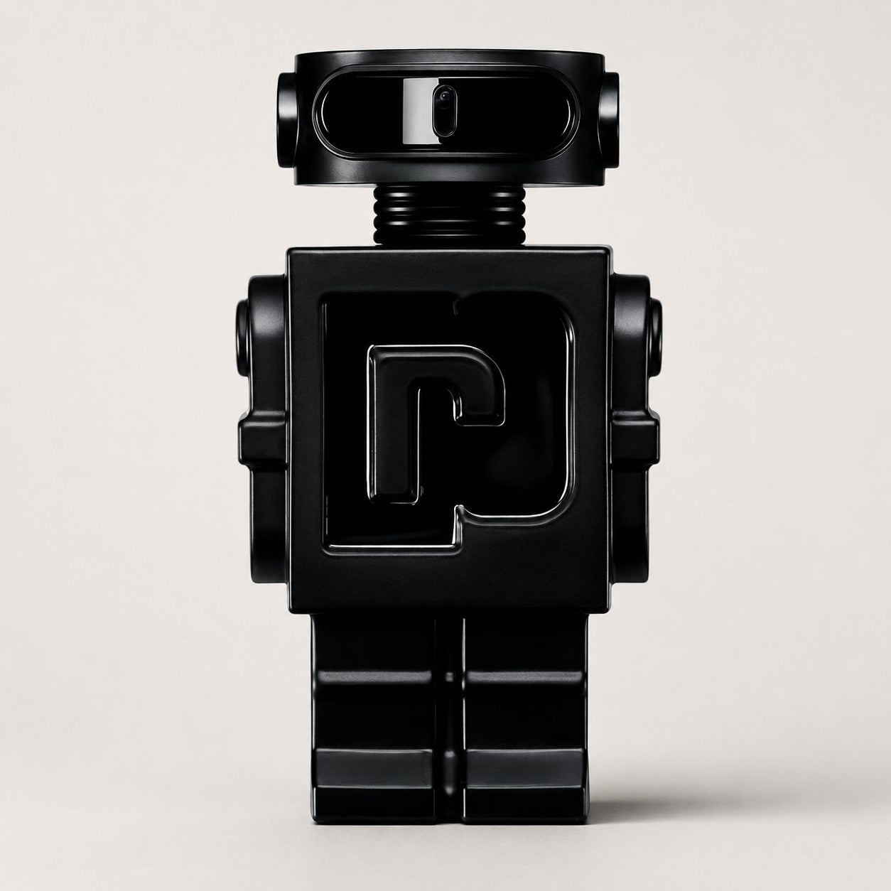 Frasco de perfume Paco Rabanne Phantom con diseño de robot negro mate de Ricky Luxury