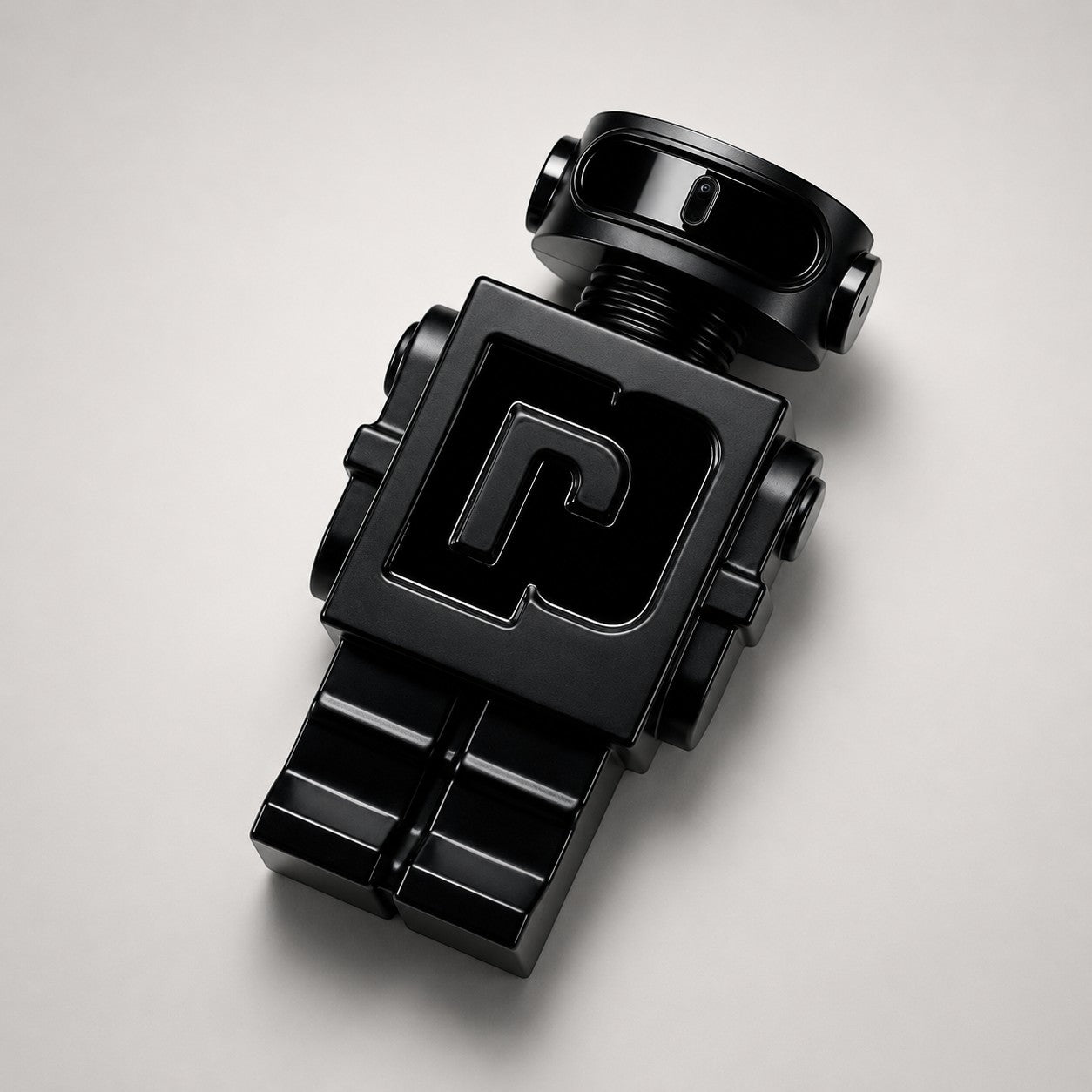 Frasco de perfume Paco Rabanne Phantom con diseño de robot negro brillante, disponible en Ricky Luxury