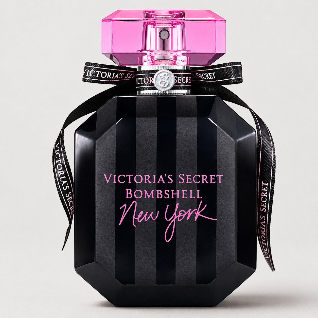 Perfume Victoria's Secret Bombshell New York de Ricky Luxury en frasco negro con tapa rosa y lazo decorativo